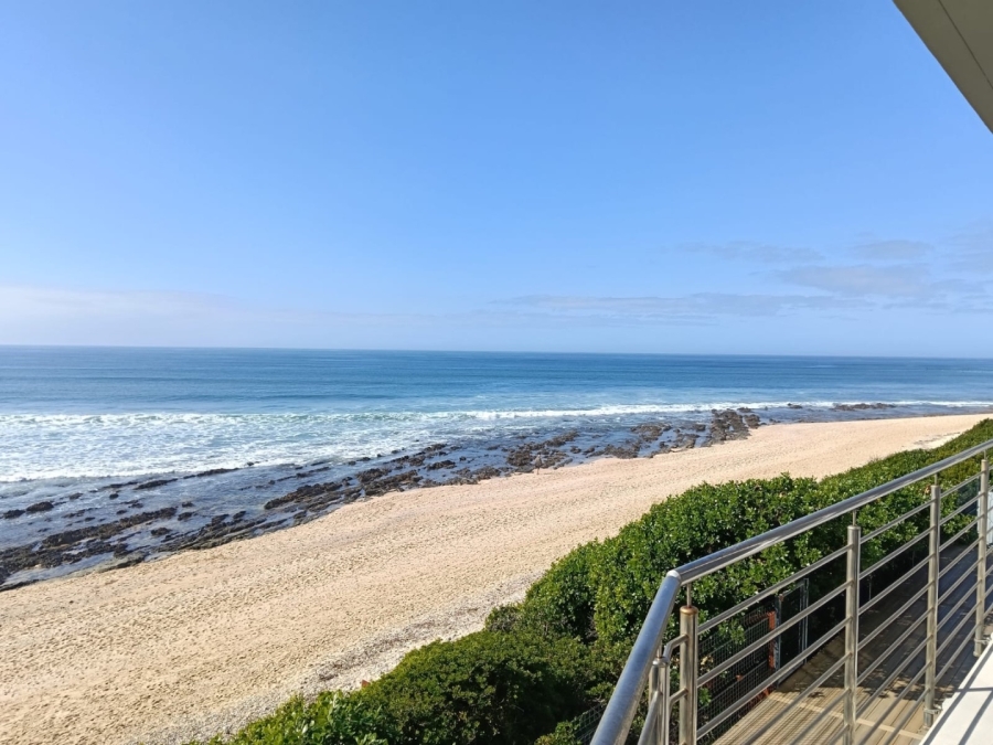 6 Bedroom Property for Sale in Wavecrest Eastern Cape